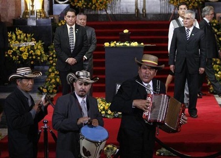 Người hâm mộ thương tiếc đưa tiễn cố nhà văn Garcia Marquez - 10 Ban nhạc chơi những bản nhạc truyền thống tại lễ tưởng niệm tổ chức ở thành phố Mexico.