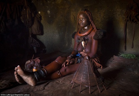 Cách làm đẹp “có một không hai” của thổ dân Châu Phi - 16 Trang phục của người Himba thường được hơ trên một chiếc bếp lửa đựng đầy hương liệu (góc phải).