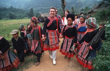 Hình ảnh minh tinh Audrey Hepburn đến Việt Nam và mặc váy thổ cẩm - 15 Trong chuyến đi này, nữ diễn viên còn gặp Đại tướng Võ Nguyên Giáp.