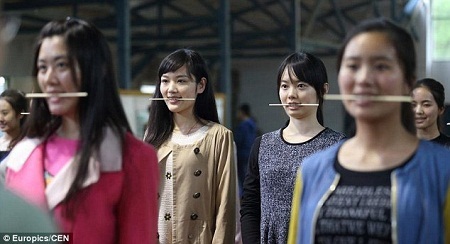 Người Trung Quốc đua nhau “cắn đũa” để học cách... cười - 1 Người Trung Quốc đua nhau “cắn đũa” để học cách... cười