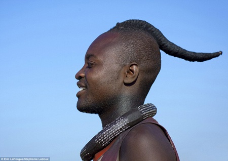 Cách làm đẹp “có một không hai” của thổ dân Châu Phi - 18 Người Himba sống bằng nghề chăn nuôi gia súc.