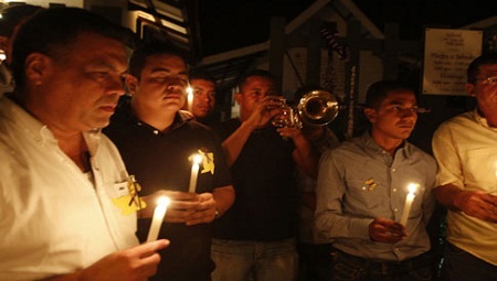 Người hâm mộ thương tiếc đưa tiễn cố nhà văn Garcia Marquez - 12 Ban nhạc chơi những bản nhạc truyền thống tại lễ tưởng niệm tổ chức ở thành phố Mexico.