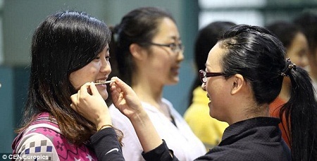 Người Trung Quốc đua nhau “cắn đũa” để học cách... cười - 2 Người Trung Quốc đua nhau “cắn đũa” để học cách... cười