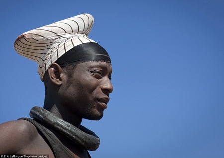 Cách làm đẹp “có một không hai” của thổ dân Châu Phi - 19 Người Himba sống bằng nghề chăn nuôi gia súc.
