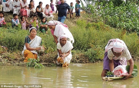 Ở Ấn Độ, cóc cũng là... “cậu ông trời”? - 2 “Cô dâu - chú rể” sẽ được đặt lên một chiếc bè nhỏ và thả ra sông.