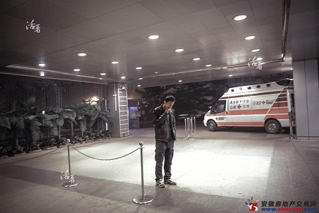 Chuyện “Tình yêu thất lạc” trên chuyến bay MH370 gây xúc động - 9 Zhang cùng người nhà của các hành khách bị mất tích cầu nguyện một phép màu.