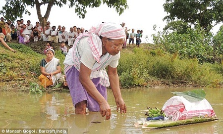 Ở Ấn Độ, cóc cũng là... “cậu ông trời”? - 3 Cặp đôi sẽ được “du ngoạn” sông nước khi buổi lễ kết thúc.