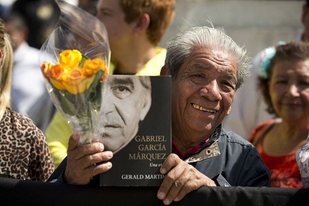 Người hâm mộ thương tiếc đưa tiễn cố nhà văn Garcia Marquez - 16 Người dân xếp hàng chờ đợi trước Cung Nghệ thuật ở thành phố Mexico.