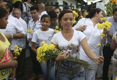 Người hâm mộ thương tiếc đưa tiễn cố nhà văn Garcia Marquez - 18 Người dân xếp hàng chờ đợi trước Cung Nghệ thuật ở thành phố Mexico.