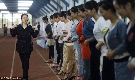 Người Trung Quốc đua nhau “cắn đũa” để học cách... cười - 6 Bên cạnh việc học cười, giảng viên còn dạy cách khom người vừa lịch sự vừa duyên dáng.
