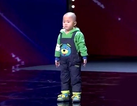 Cậu bé 3 tuổi bất ngờ trở thành “hiện tượng truyền hình” - 1 Zhang Junhao tham gia dự thi với tiết mục nhảy “ngẫu hứng”.