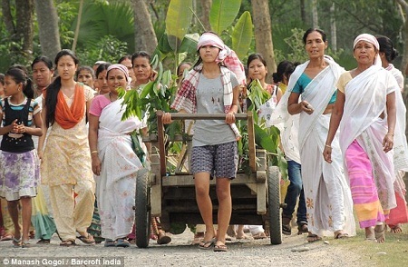 Ở Ấn Độ, cóc cũng là... “cậu ông trời”? - 6 Phẩm đỏ được bôi lên đầu của hai chú cóc trong buổi lễ.