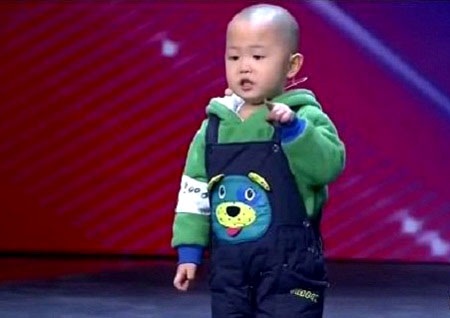 Cậu bé 3 tuổi bất ngờ trở thành “hiện tượng truyền hình” - 2 Zhang Junhao tham gia dự thi với tiết mục nhảy “ngẫu hứng”.