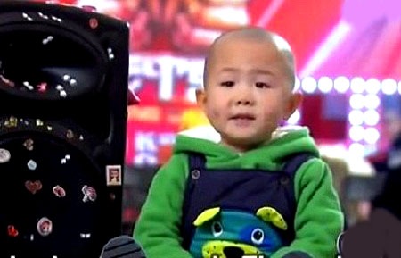 Cậu bé 3 tuổi bất ngờ trở thành “hiện tượng truyền hình” - 3 Zhang Junhao tham gia dự thi với tiết mục nhảy “ngẫu hứng”.