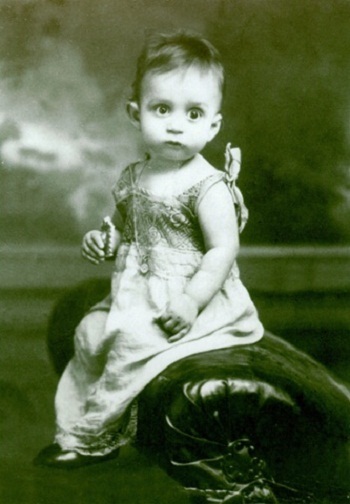 Gabriel Marquez- người đàn ông chung thủy hiếm có trong giới nhà văn - 1 Gabriel Garcia Marquez khi bé.