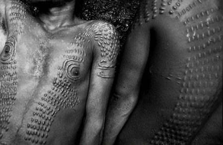 7 nghi lễ trưởng thành “kinh hoàng” nhất - 4 7 nghi lễ trưởng thành “kinh hoàng” nhất