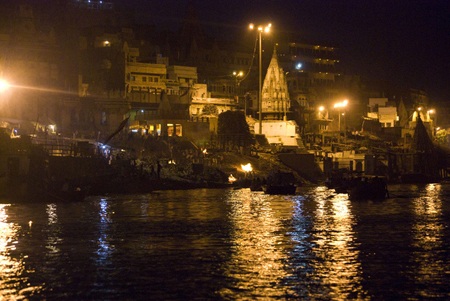 Ở nơi con người sống chung với người chết - 3 Các nghi lễ an táng thường diễn ra trên sông Ganges, Ấn Độ.