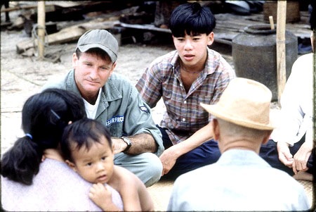 Vì sao “Good Morning, Vietnam” thuộc top 100 phim hay nhất nước Mỹ? - 11 Bởi cuộc đời còn có “những đôi dép quý giá”