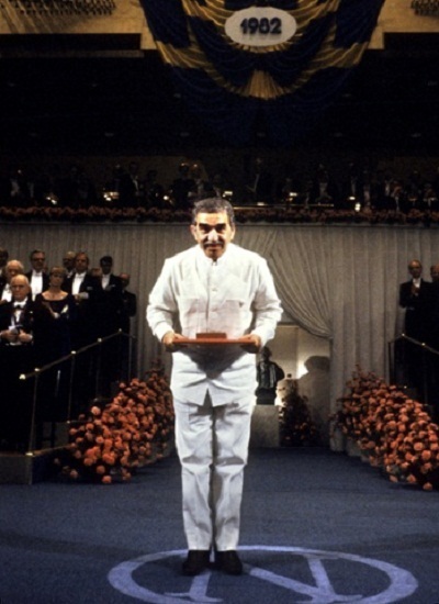 Gabriel Marquez- người đàn ông chung thủy hiếm có trong giới nhà văn - 7 Marquez trong giây phút nhận giải Nobel Văn học năm 1982. Lúc này ông 55 tuổi.