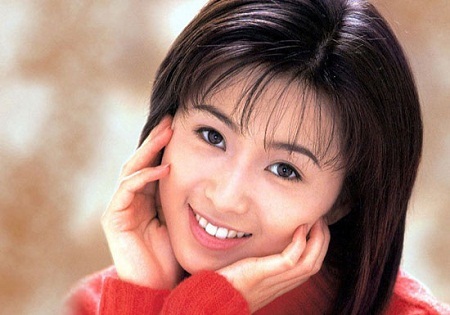 Cuộc đời buồn của nữ diễn viên phim “Ngôi sao may mắn” - 3 Noriko Sakai cúi đầu xin lỗi người hâm mộ.