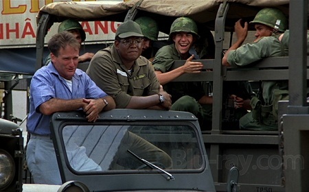 Vì sao “Good Morning, Vietnam” thuộc top 100 phim hay nhất nước Mỹ? - 10 Bởi cuộc đời còn có “những đôi dép quý giá”