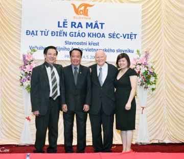 Khởi hành con đường vạn dặm (Kỳ I) - 1 Ông Nguyễn Quyết Tiến (ngoài cùng bên trái) và ông Ivo Vasiljev (thứ hai từ phải).