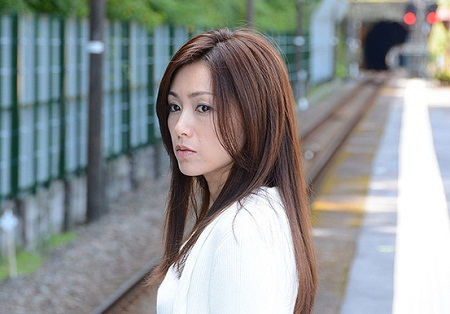 Cuộc đời buồn của nữ diễn viên phim “Ngôi sao may mắn” - 6 Noriko Sakai cúi đầu xin lỗi người hâm mộ.