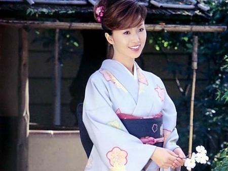 Cuộc đời buồn của nữ diễn viên phim “Ngôi sao may mắn” - 7 Noriko Sakai cúi đầu xin lỗi người hâm mộ.
