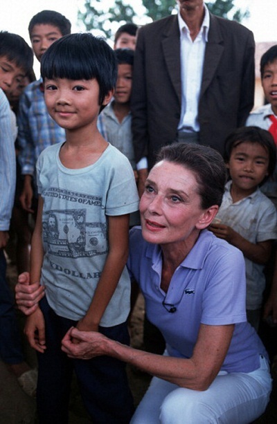 Hình ảnh minh tinh Audrey Hepburn đến Việt Nam và mặc váy thổ cẩm - 5 Minh tinh điện ảnh Audrey Hepburn đã đến Việt Nam và mặc thổ cẩm