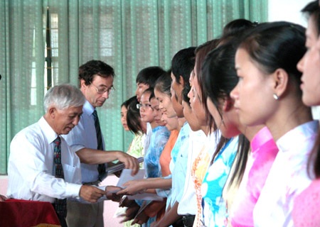 Giáo sư Odon Vallet trong buổi lễ trao tặng học bổng