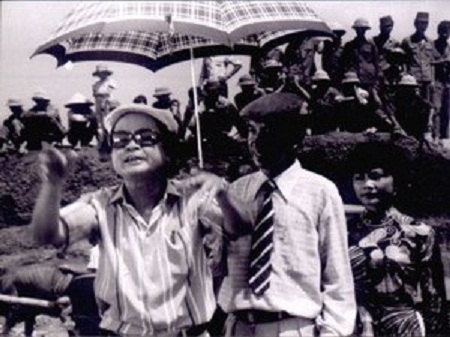 ...phim Dịch cười hay ông Chát Xình Chát Bùm.