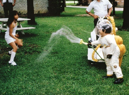 Chuyện về tình yêu cuộc sống bất diệt của “cậu bé bong bóng” - 10 Người anh trai của David đã qua đời trước khi cậu sinh ra vì cùng một chứng bệnh.