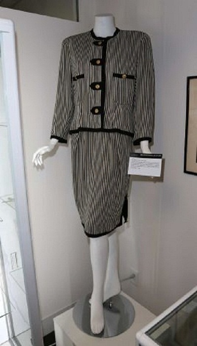 Ngoài ra, cuộc bán đấu giá còn có chiếc áo nữ diễn viên Mia Farrow mặc trong phim “Alice” (1988).