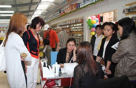 Nữ doanh nhân “triệu đô” - 1 Cửa hàng chăm sóc móng tay, móng chân của chị Hà luôn tấp nập khách.