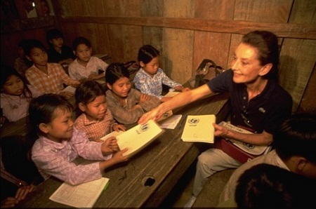 Hình ảnh minh tinh Audrey Hepburn đến Việt Nam và mặc váy thổ cẩm - 14 Trong chuyến đi này, nữ diễn viên còn gặp Đại tướng Võ Nguyên Giáp.