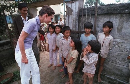 Hình ảnh minh tinh Audrey Hepburn đến Việt Nam và mặc váy thổ cẩm - 8 Minh tinh điện ảnh Audrey Hepburn đã đến Việt Nam và mặc thổ cẩm