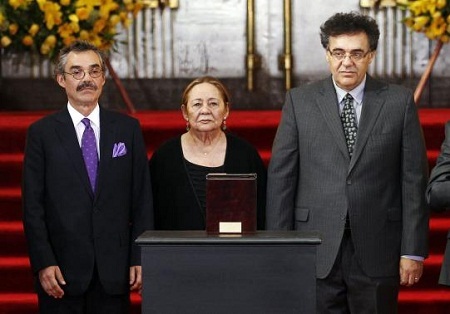 Người hâm mộ thương tiếc đưa tiễn cố nhà văn Garcia Marquez - 1 Vợ cùng hai con trai đứng bên lọ tro thi hài của nhà văn Garcia Marquez.
