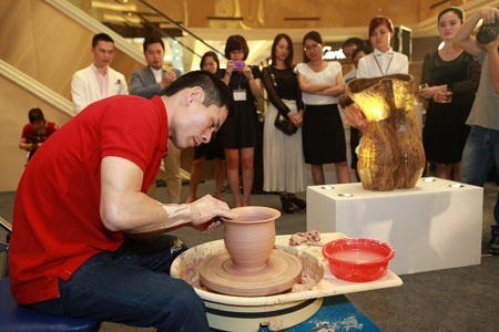 Nghệ nhân trực tiếp trình diễn quy trình nặn gốm tại triển lãm.