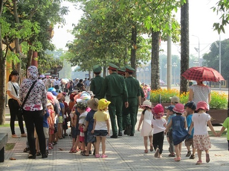 Ngay từ sáng sớm, số lượng khách đến viếng Lăng Bác đã rất đông