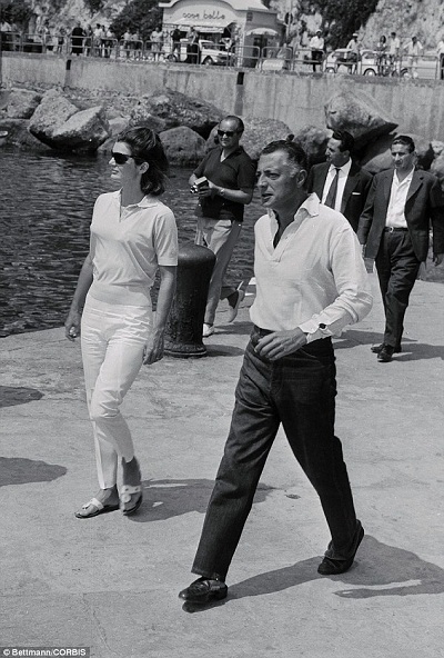 Cuốn sách tiết lộ những bí mật gây sốc về phu nhân John Kennedy - 11 Jacqueline và tài tử điện ảnh Frank Sinatra đã có mối quan hệ tình ái.