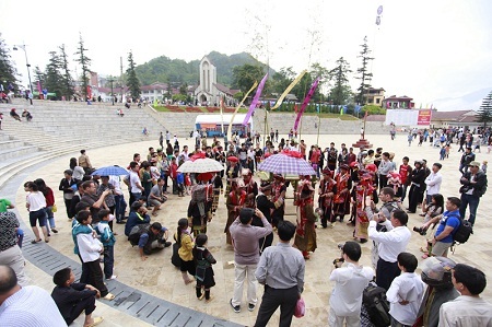 Rất đông du khách xem nghi lễ cấp sắc tại Sa Pa