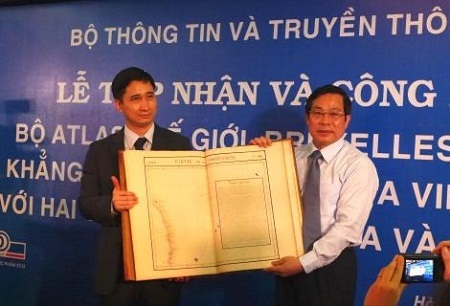 Tấm bản đố số 98 cho thấy biên giới phía nam của Trung Quốc chỉ đến cực nam đảo Hải Nam