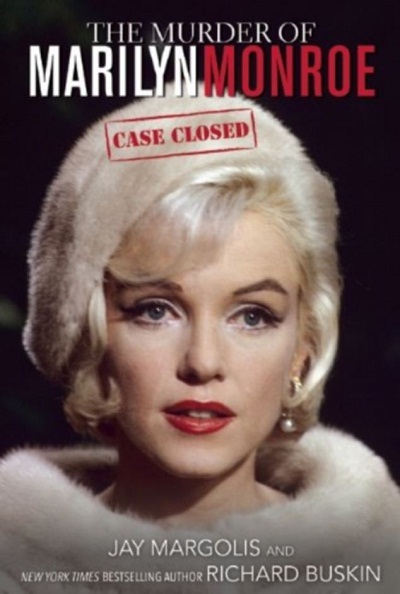 Cuốn sách lý giải nguyên nhân cái chết của Marilyn Monroe gây sốt - 10 Cảnh sát đang di
chuyển thi thể của Marilyn Monroe.