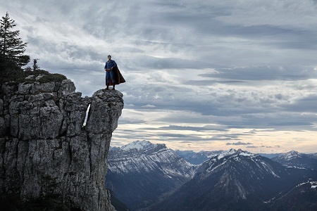 Khoảnh khắc cô đơn của những siêu anh hùng màn bạc - 11 Superman chênh vênh trên đỉnh núi
