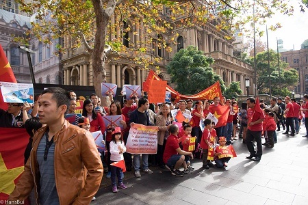 Cộng đồng người Việt tại Sydney biểu tình phản đối Trung Quốc - 12 Bài: