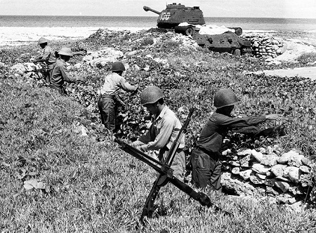 Bộ ảnh vô giá về cuộc sống và chiến đấu ở Trường Sa năm 1988 - 5 Những người lính đào công sự trên đảo Trường Sa Lớn. Tinh thần sẵn sàng chiến đấu luôn được đề cao…