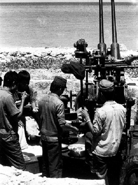 Bộ ảnh vô giá về cuộc sống và chiến đấu ở Trường Sa năm 1988 - 6 …điều đó thể hiện ở những bữa cơm vội vã ngay trên mâm pháo như thế này.