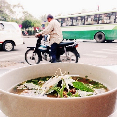 Vẻ quyến rũ khó cưỡng của ẩm thực Việt Nam qua ảnh - 3 Bánh mì là một
món ăn dân dã khác mà Melissa rất yêu thích khi đến Việt Nam.