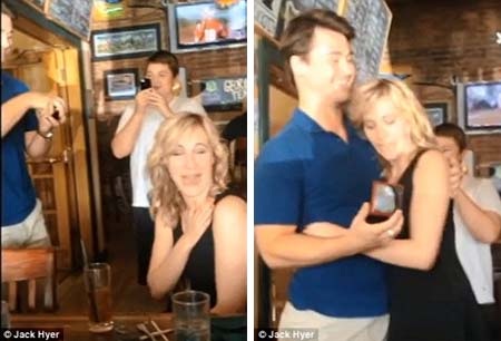 Chàng trai “hát tình ca” ở Việt Nam và 25 quốc gia khác để... cầu hôn - 9 Rebecca xúc động trước lời cầu hôn của Jack và đã đồng ý chấp nhận lời cầu hôn.