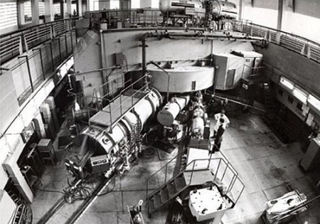Ai là chủ nhân phát minh nguyên tố mới 117? - 2 Máy gia tốc ion nặng ở Phòng thí nghiệm Phản ứng Hạt nhân mang tên Flerov, Dubna.